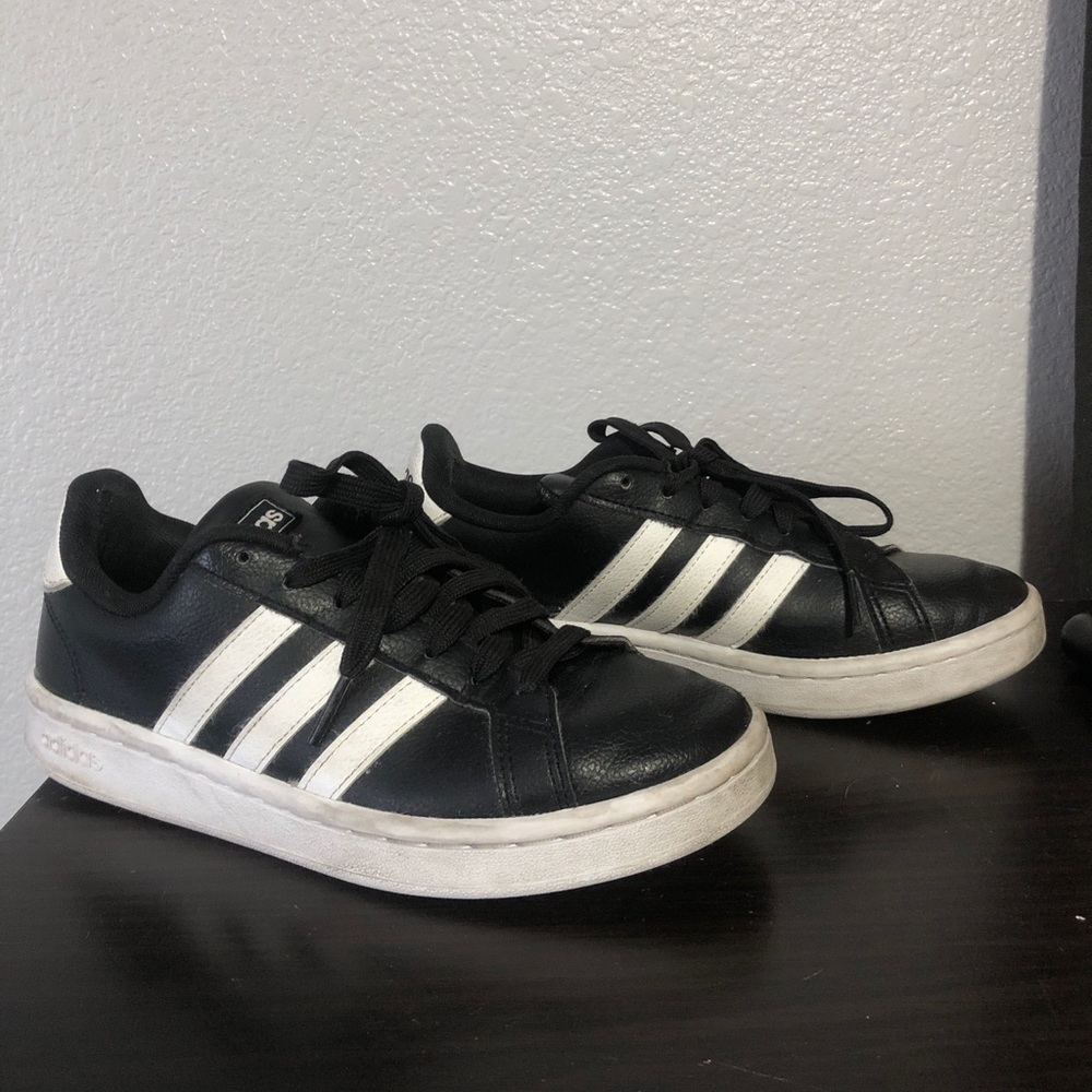 Adidas Kids size 5 color black